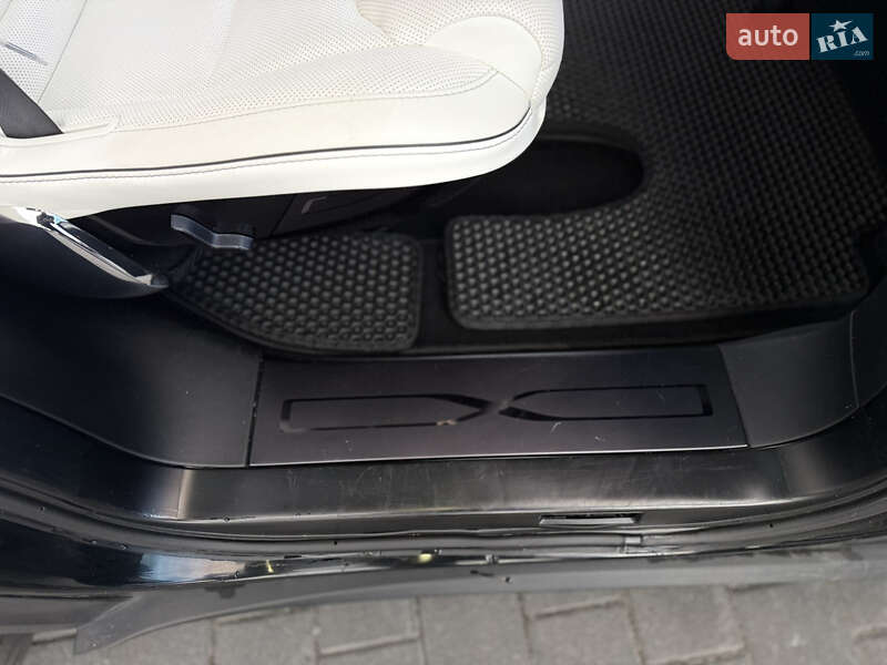 Позашляховик / Кросовер Tesla Model X 2017 в Львові