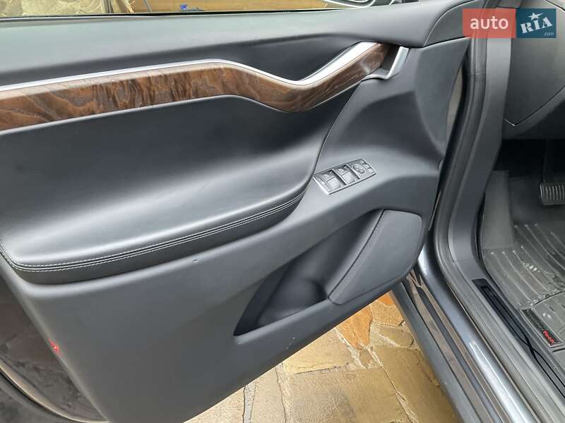 Внедорожник / Кроссовер Tesla Model X 2019 в Ровно