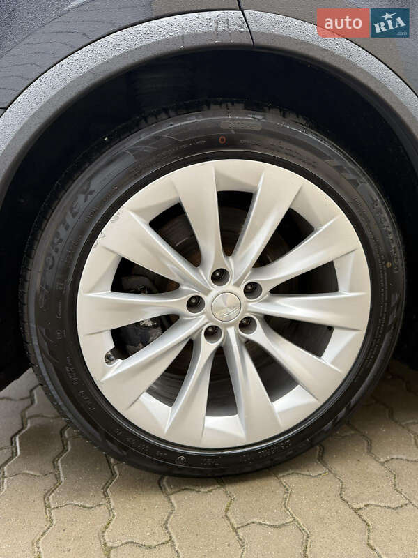 Позашляховик / Кросовер Tesla Model X 2017 в Радехові