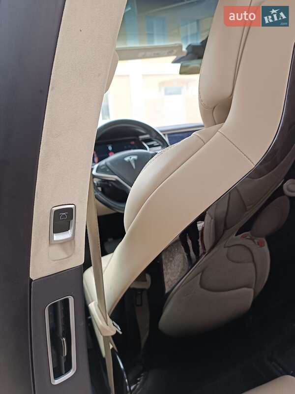 Внедорожник / Кроссовер Tesla Model X 2017 в Стрые