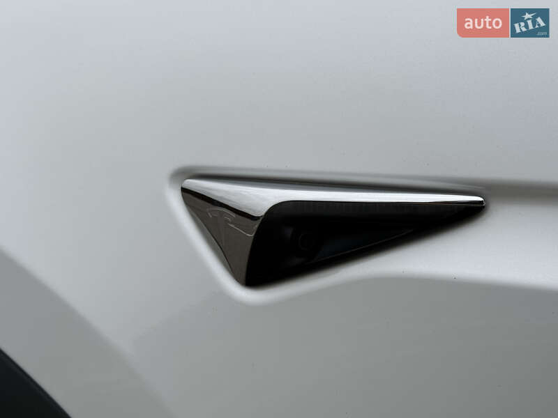Позашляховик / Кросовер Tesla Model X 2019 в Умані