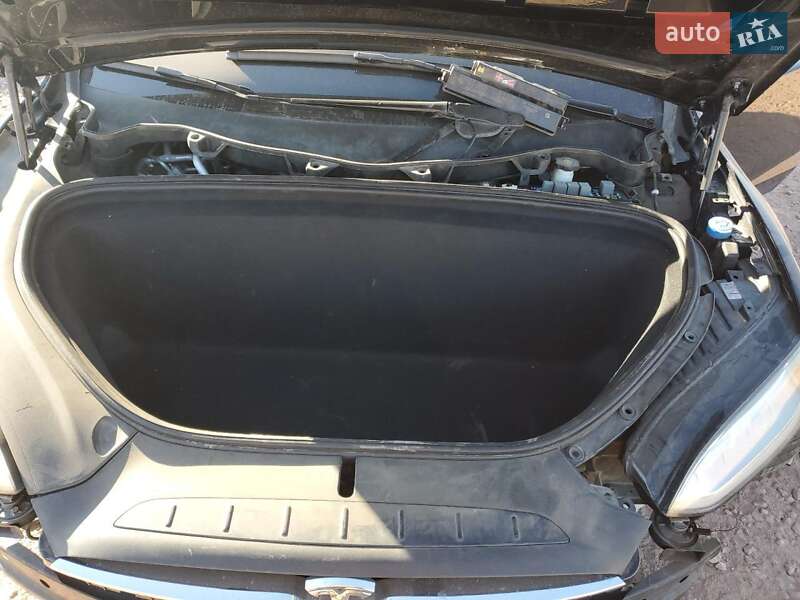 Позашляховик / Кросовер Tesla Model X 2016 в Києві