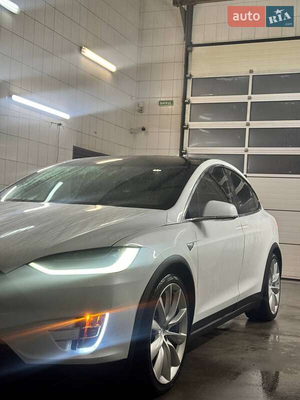 Внедорожник / Кроссовер Tesla Model X 2017 в Сарнах