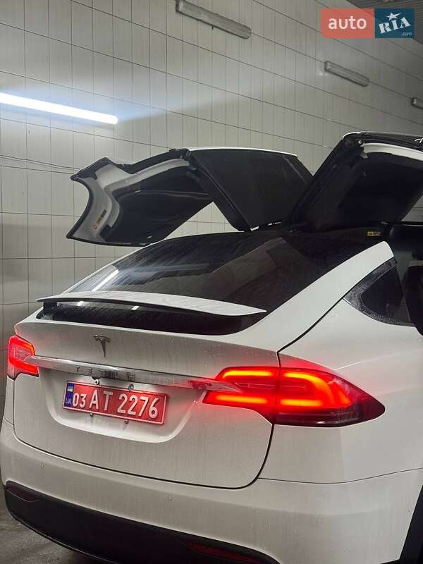 Внедорожник / Кроссовер Tesla Model X 2017 в Сарнах