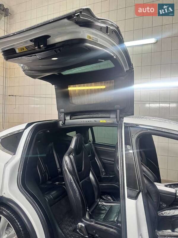 Внедорожник / Кроссовер Tesla Model X 2017 в Сарнах