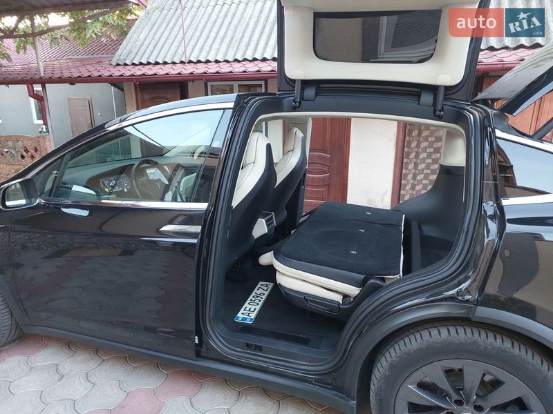 Внедорожник / Кроссовер Tesla Model X 2018 в Синельниково