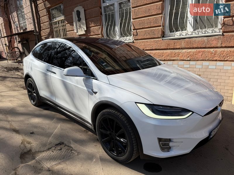 Позашляховик / Кросовер Tesla Model X 2018 в Чернівцях