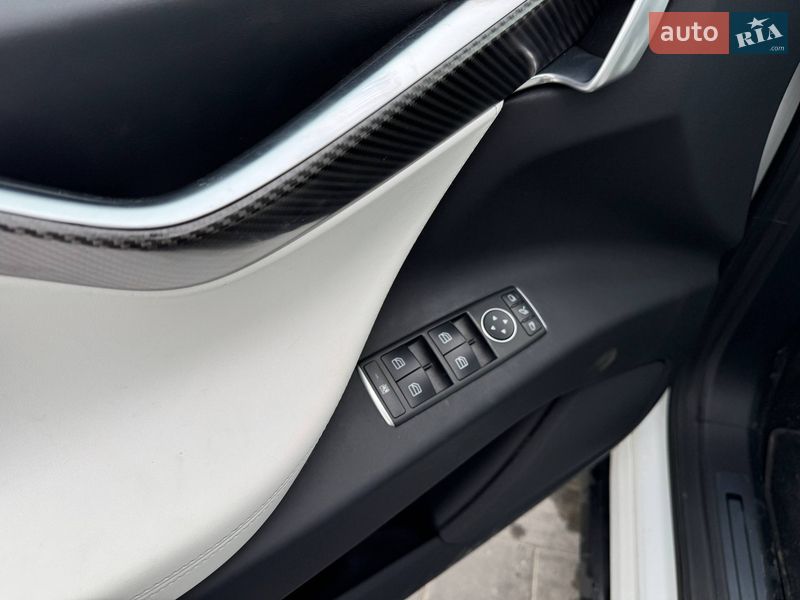Позашляховик / Кросовер Tesla Model X 2016 в Луцьку