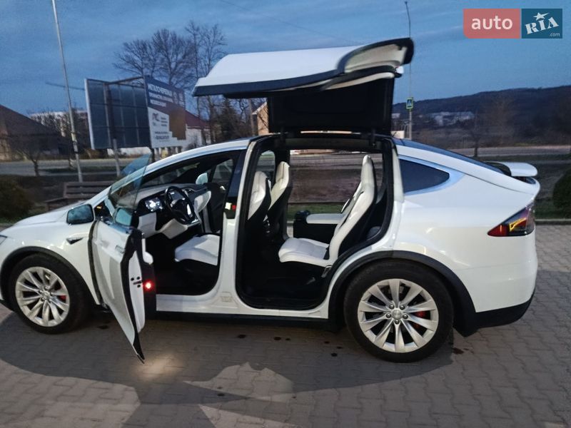 Внедорожник / Кроссовер Tesla Model X 2017 в Иршаве