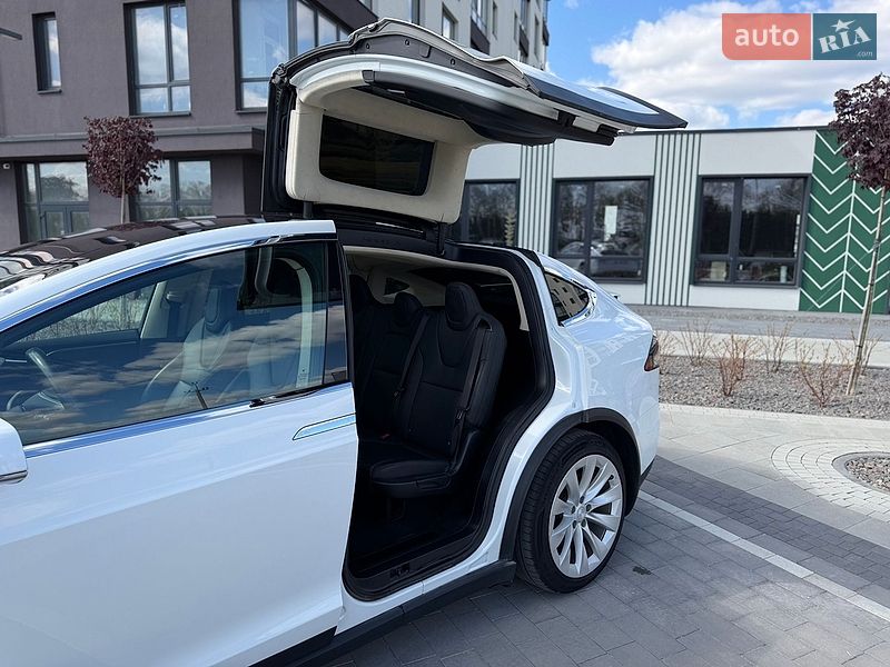 Внедорожник / Кроссовер Tesla Model X 2018 в Городке