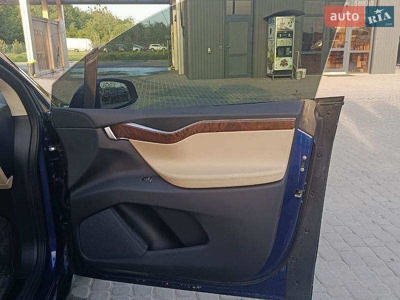 Позашляховик / Кросовер Tesla Model X 2017 в Львові