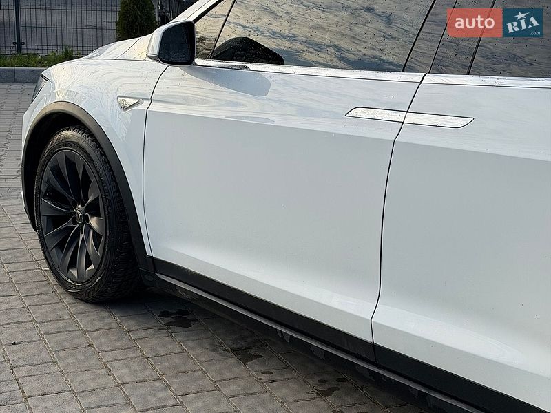 Позашляховик / Кросовер Tesla Model X 2016 в Івано-Франківську