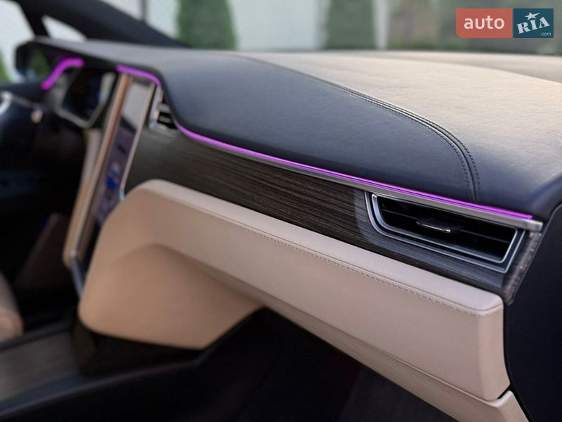 Позашляховик / Кросовер Tesla Model X 2016 в Львові