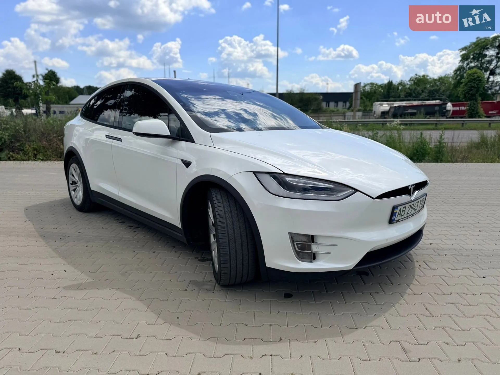 Tesla Model X 2017 VIN 5YJXCAE22HF068612 фото оголошення 4 з 22