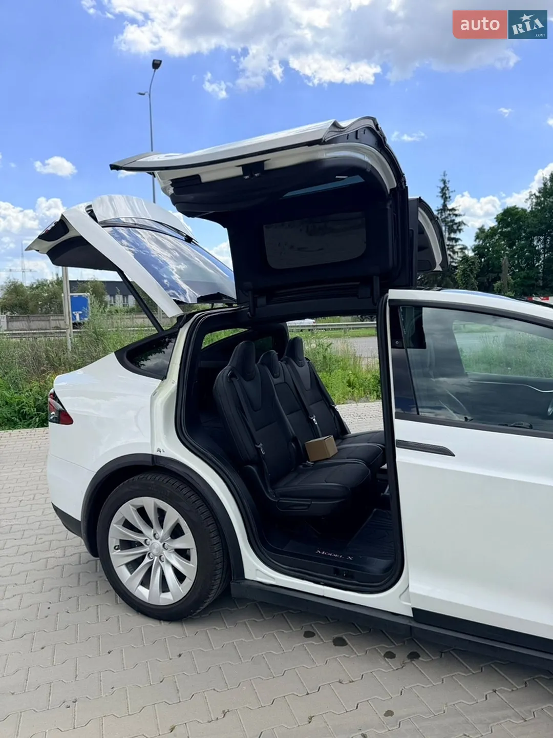 Tesla Model X 2017 VIN 5YJXCAE22HF068612 фото оголошення 18 з 22