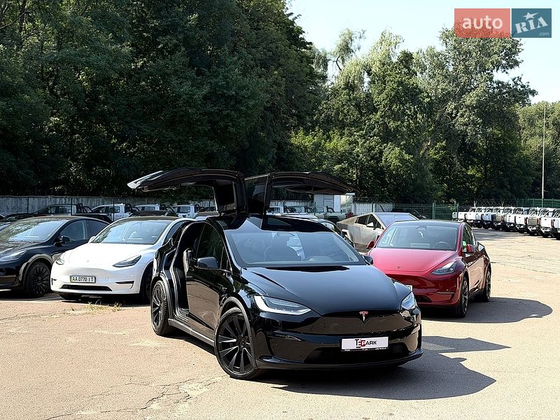 Tesla Model X, photos from the listing