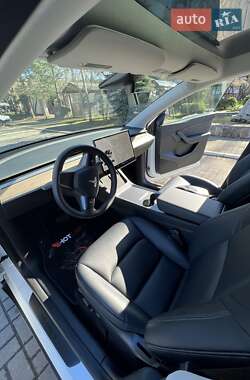 Универсал Tesla Model Y 2021 в 