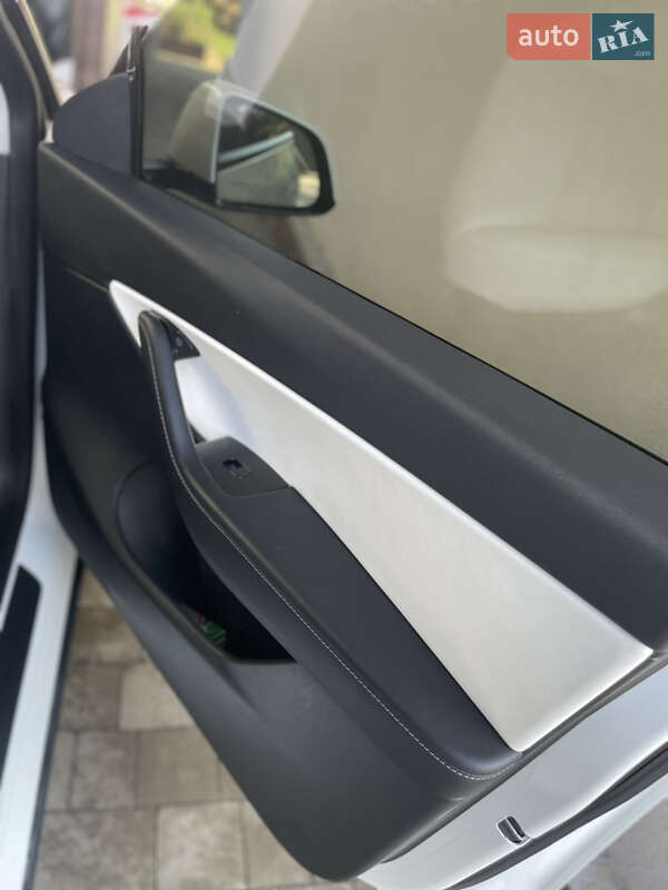 Внедорожник / Кроссовер Tesla Model Y 2021 в Киеве