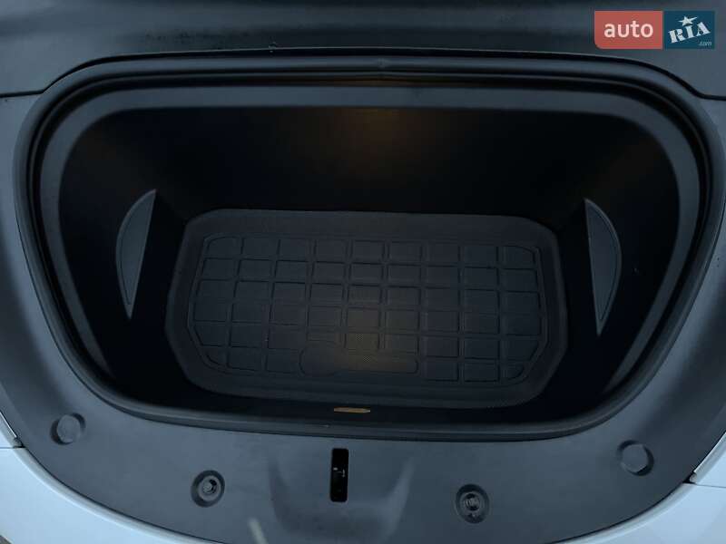 Внедорожник / Кроссовер Tesla Model Y 2023 в Ровно