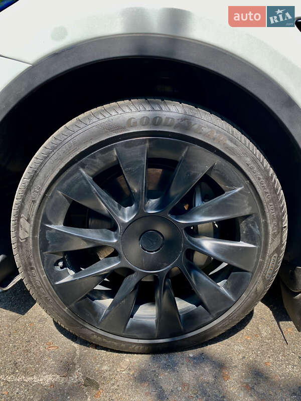 Внедорожник / Кроссовер Tesla Model Y 2021 в Киеве