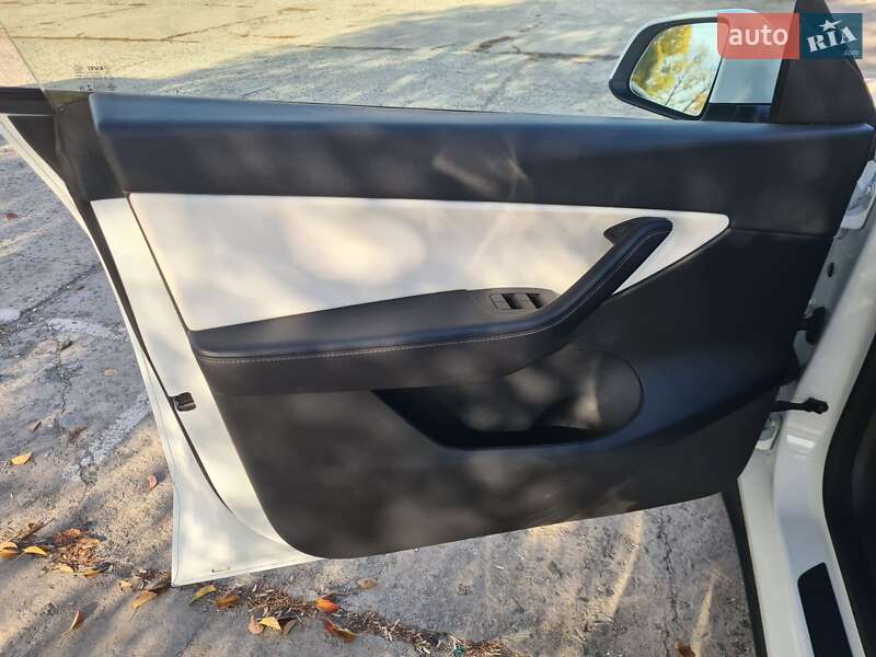 Позашляховик / Кросовер Tesla Model Y 2021 в Новомосковську