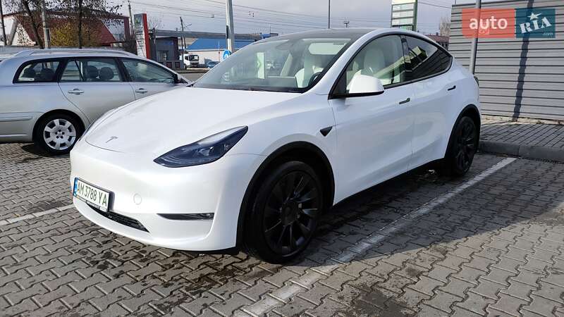 Позашляховик / Кросовер Tesla Model Y 2023 в 