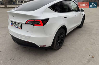 Позашляховик / Кросовер Tesla Model Y 2024 в 