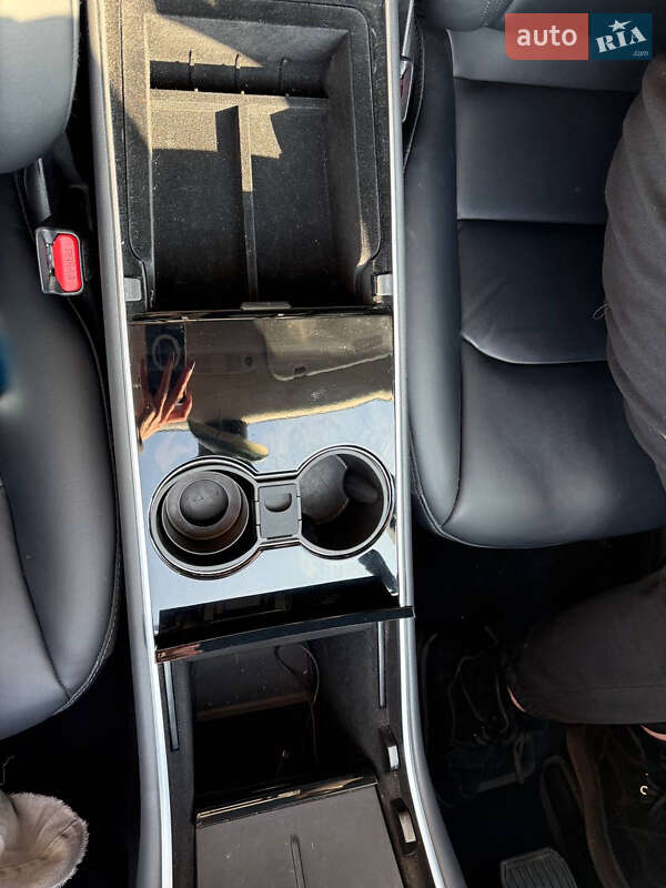 Позашляховик / Кросовер Tesla Model Y 2021 в Одесі фото 42 Позашляховик / Кросовер Tesla Model Y 2021 в Одесі