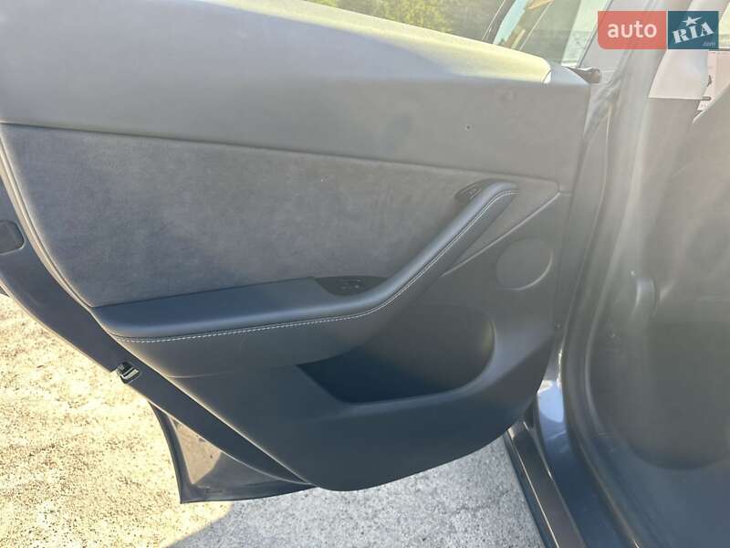 Внедорожник / Кроссовер Tesla Model Y 2020 в Ровно
