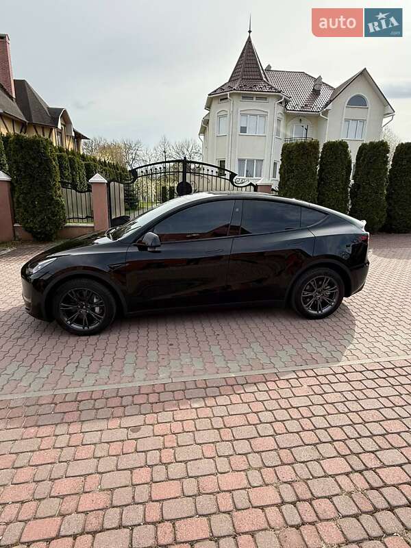 Позашляховик / Кросовер Tesla Model Y 2024 в Чернівцях