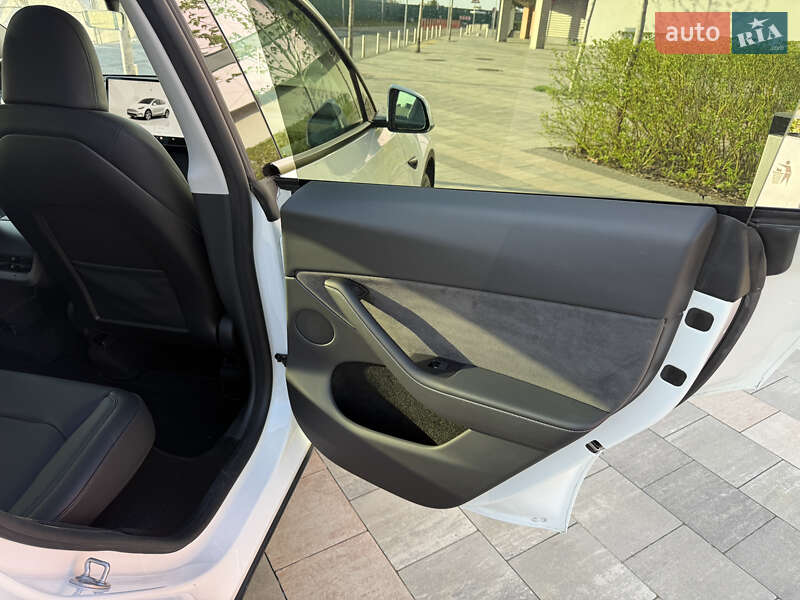 Внедорожник / Кроссовер Tesla Model Y 2023 в Киеве