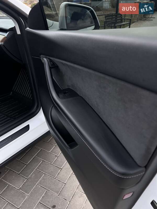 Позашляховик / Кросовер Tesla Model Y 2022 в Львові