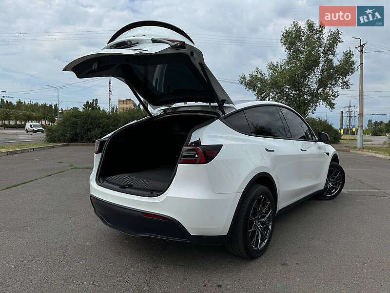 Внедорожник / Кроссовер Tesla Model Y 2023 в Киеве