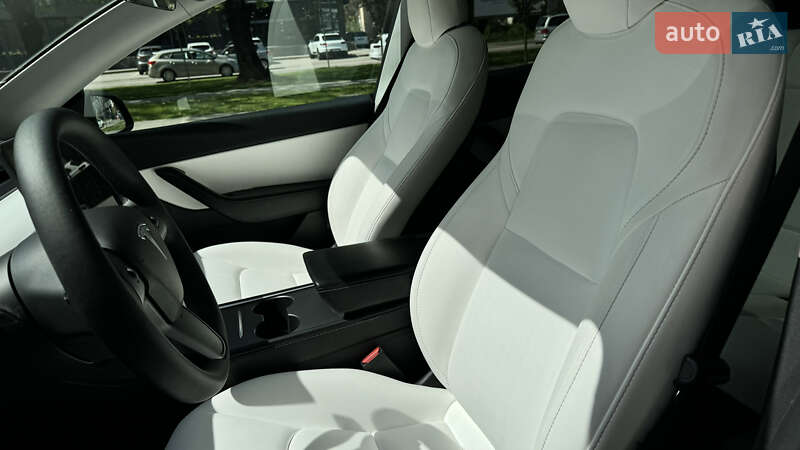 Позашляховик / Кросовер Tesla Model Y 2021 в Ужгороді