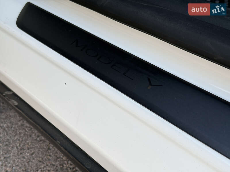 Внедорожник / Кроссовер Tesla Model Y 2024 в Ровно