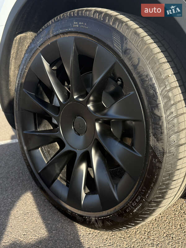 Внедорожник / Кроссовер Tesla Model Y 2024 в Ровно
