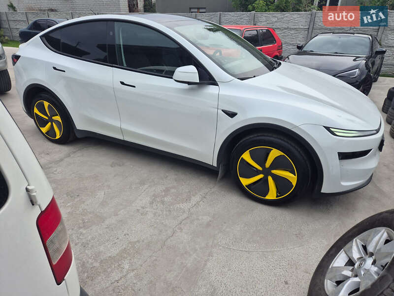 Tesla Model Y 2025