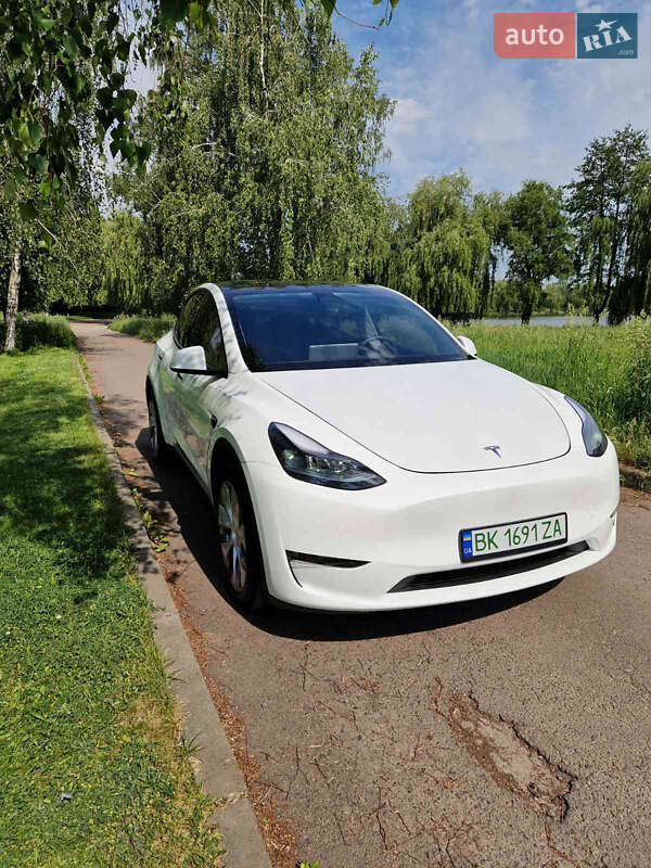 Внедорожник / Кроссовер Tesla Model Y 2023 в Ровно