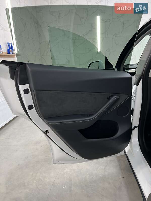 Внедорожник / Кроссовер Tesla Model Y 2024 в Могилев-Подольске