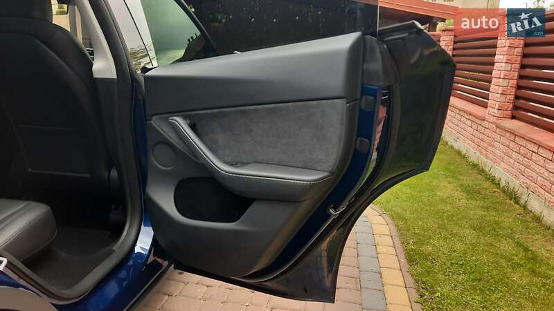 Внедорожник / Кроссовер Tesla Model Y 2023 в Ивано-Франковске