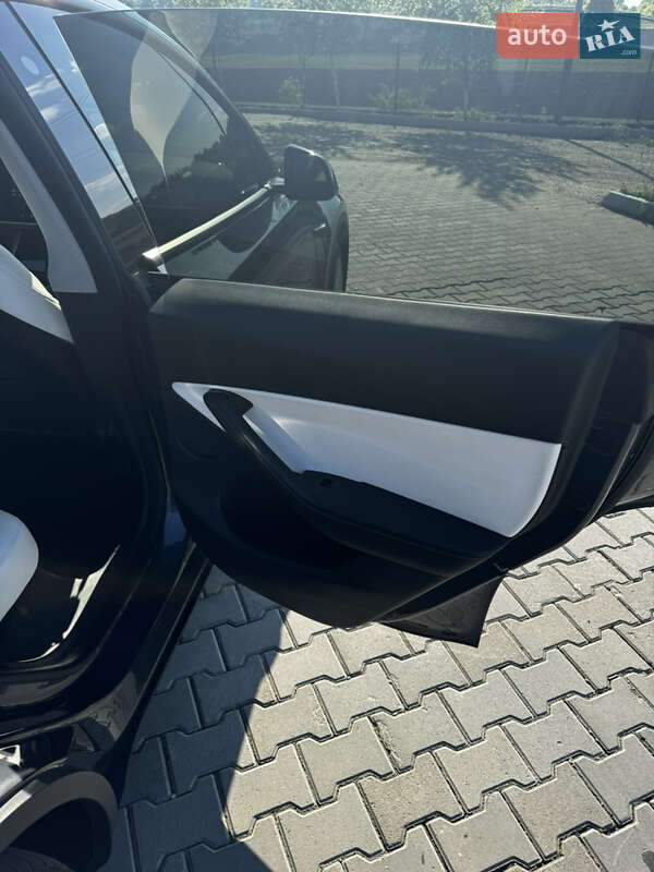 Позашляховик / Кросовер Tesla Model Y 2020 в Чернівцях