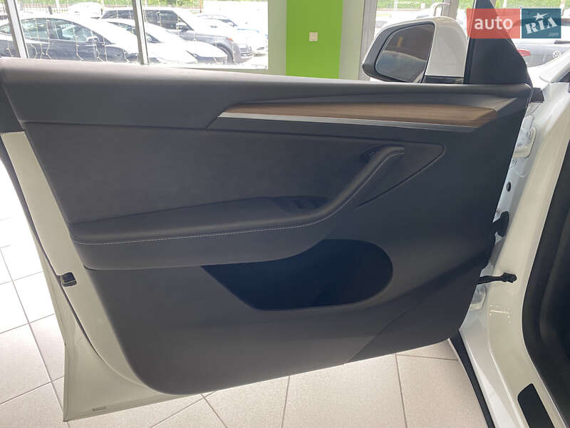 Внедорожник / Кроссовер Tesla Model Y 2024 в Киеве