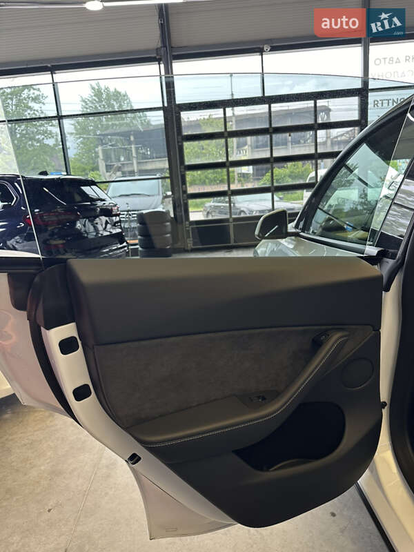 Внедорожник / Кроссовер Tesla Model Y 2024 в Киеве