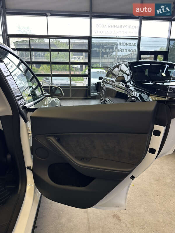 Внедорожник / Кроссовер Tesla Model Y 2024 в Киеве