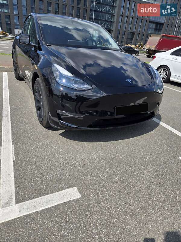 Tesla Model Y 2024