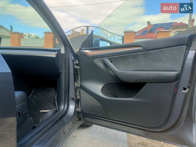 Внедорожник / Кроссовер Tesla Model Y 2023 в Киеве
