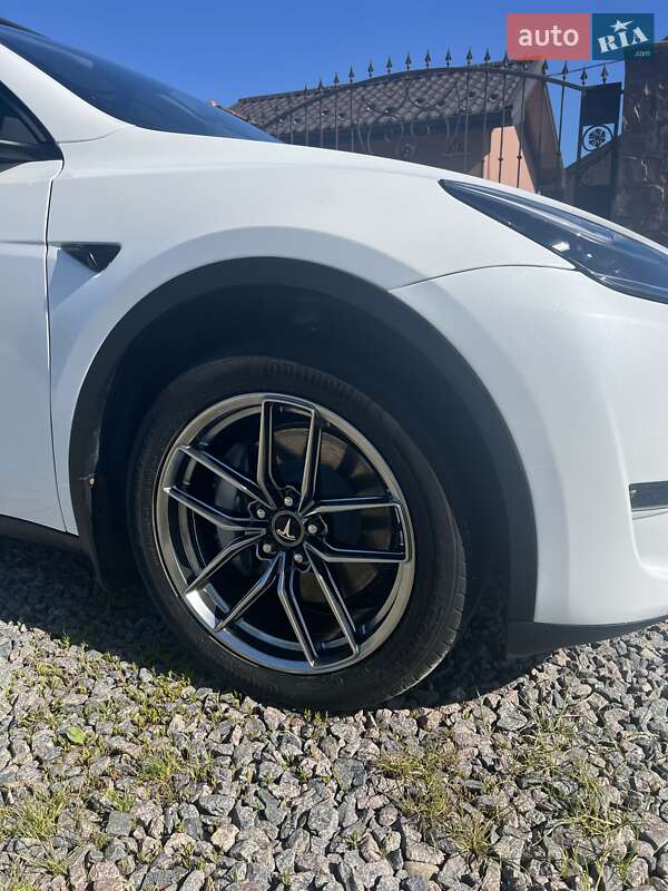 Внедорожник / Кроссовер Tesla Model Y 2023 в Ивано-Франковске