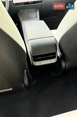 Позашляховик / Кросовер Tesla Model Y 2024 в 