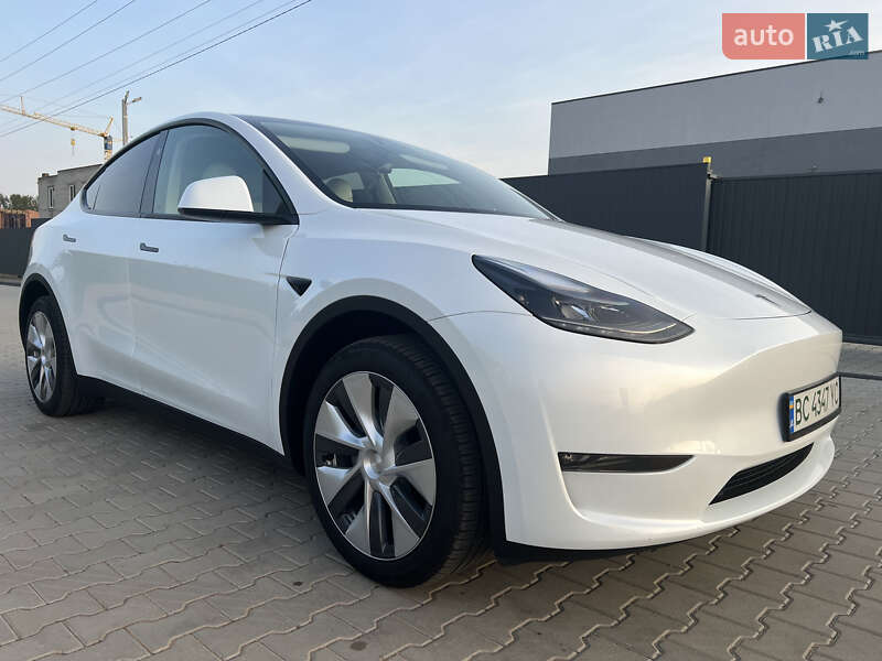 Tesla Model Y 2024