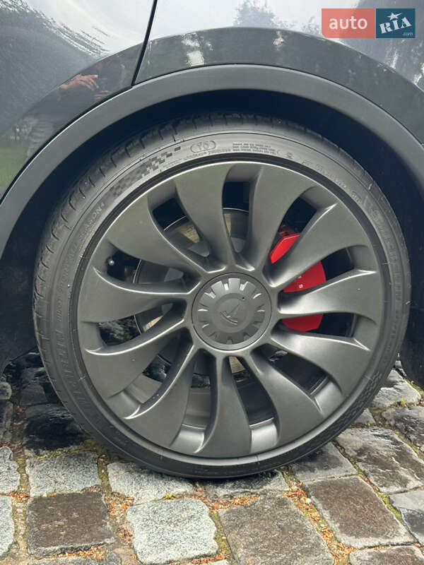 Внедорожник / Кроссовер Tesla Model Y 2024 в Киеве